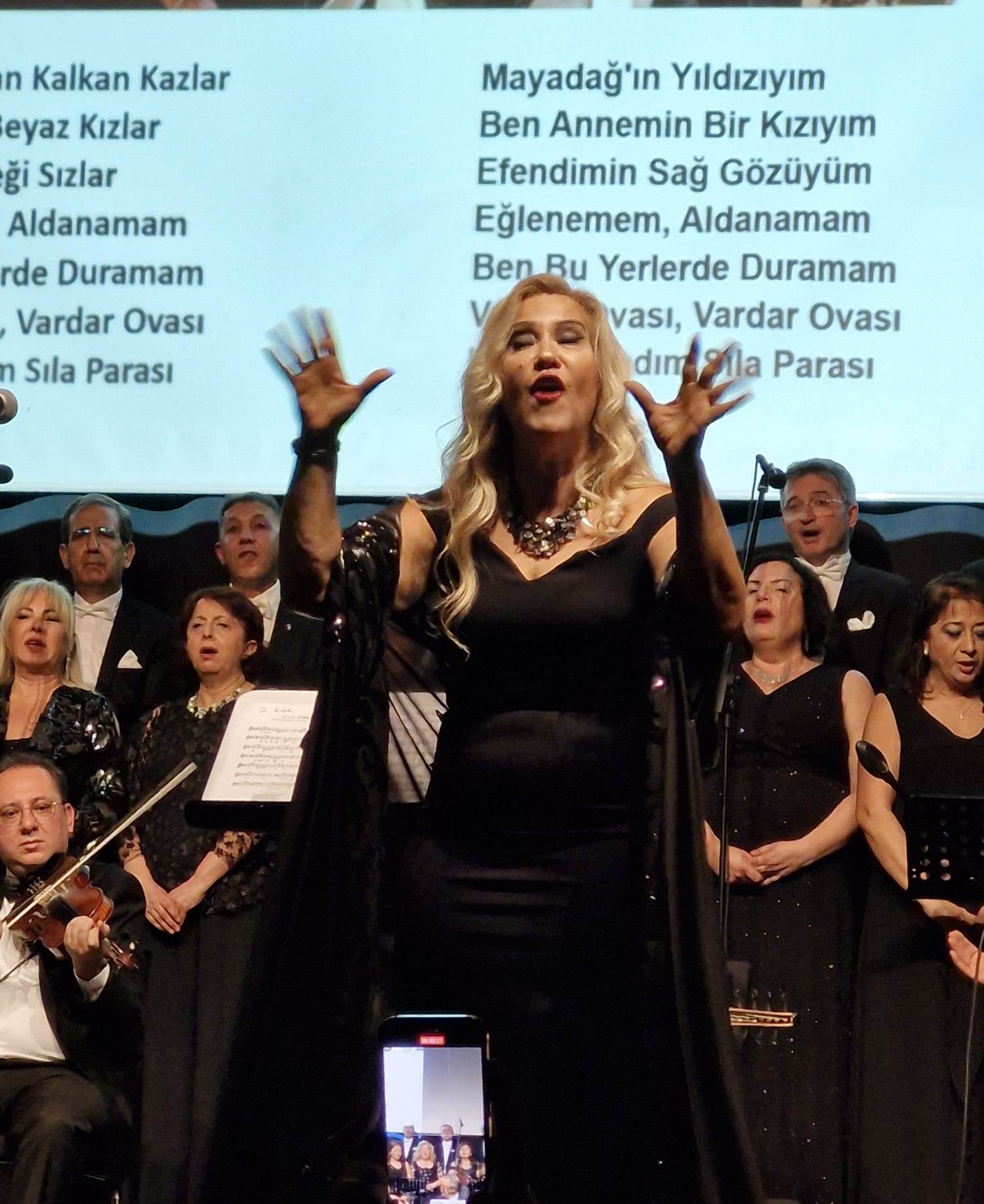 CUMHURİYETİMİZİN 100. YILINDA AÜHF 1982 GİRİŞLİLER TSM KOROSU YIL SONU KONSERİ ŞEF : NURTEN DEMİRKOL