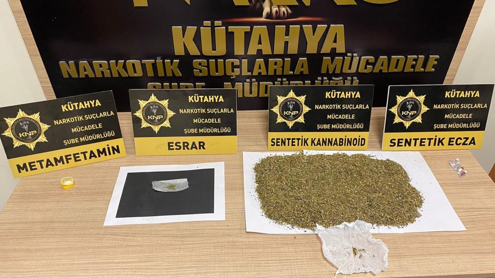 Uyuşturucuyu Yola Döküp Kaçmaya Çalıştılar
