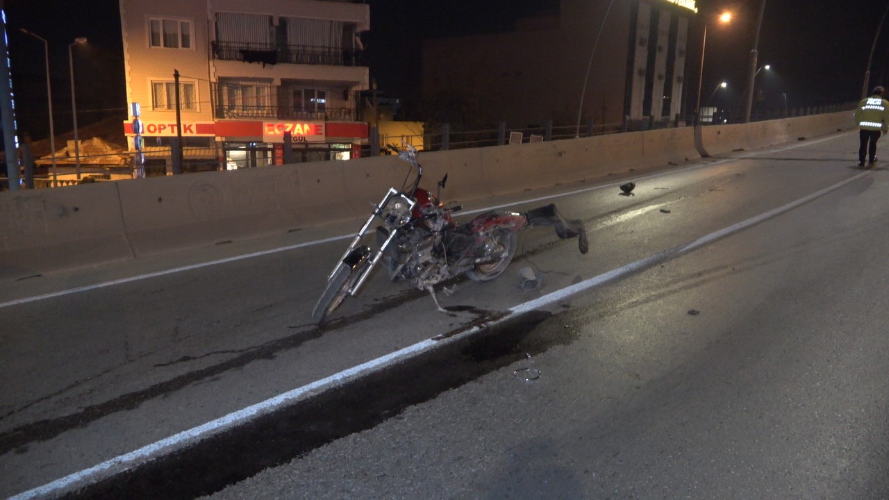 Suv Araç İle Beton Bariyer Arasında Sıkışan Motosikletten Alt Yola Düşen Sürücü Hayata Tutunamadı