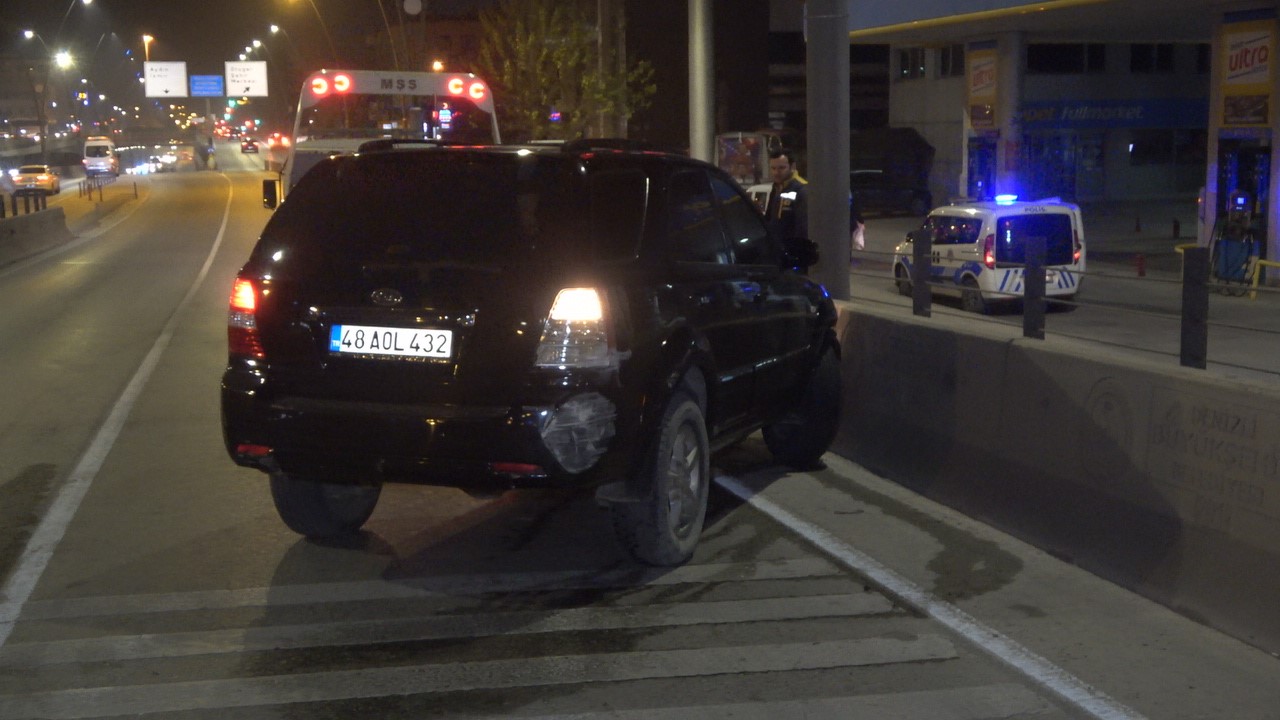 Suv Araç İle Beton Bariyer Arasında Sıkışan Motosikletten Alt Yola Düşen Sürücü Hayata Tutunamadı