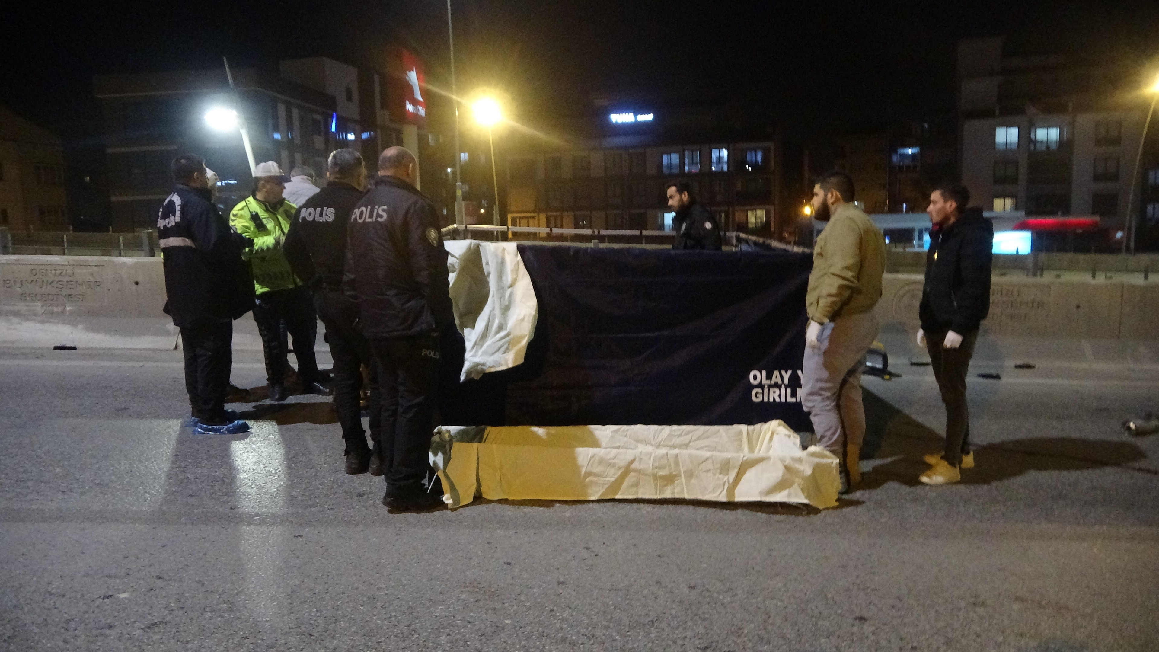 Suv Araç İle Beton Bariyer Arasında Sıkışan Motosikletten Alt Yola Düşen Sürücü Hayata Tutunamadı