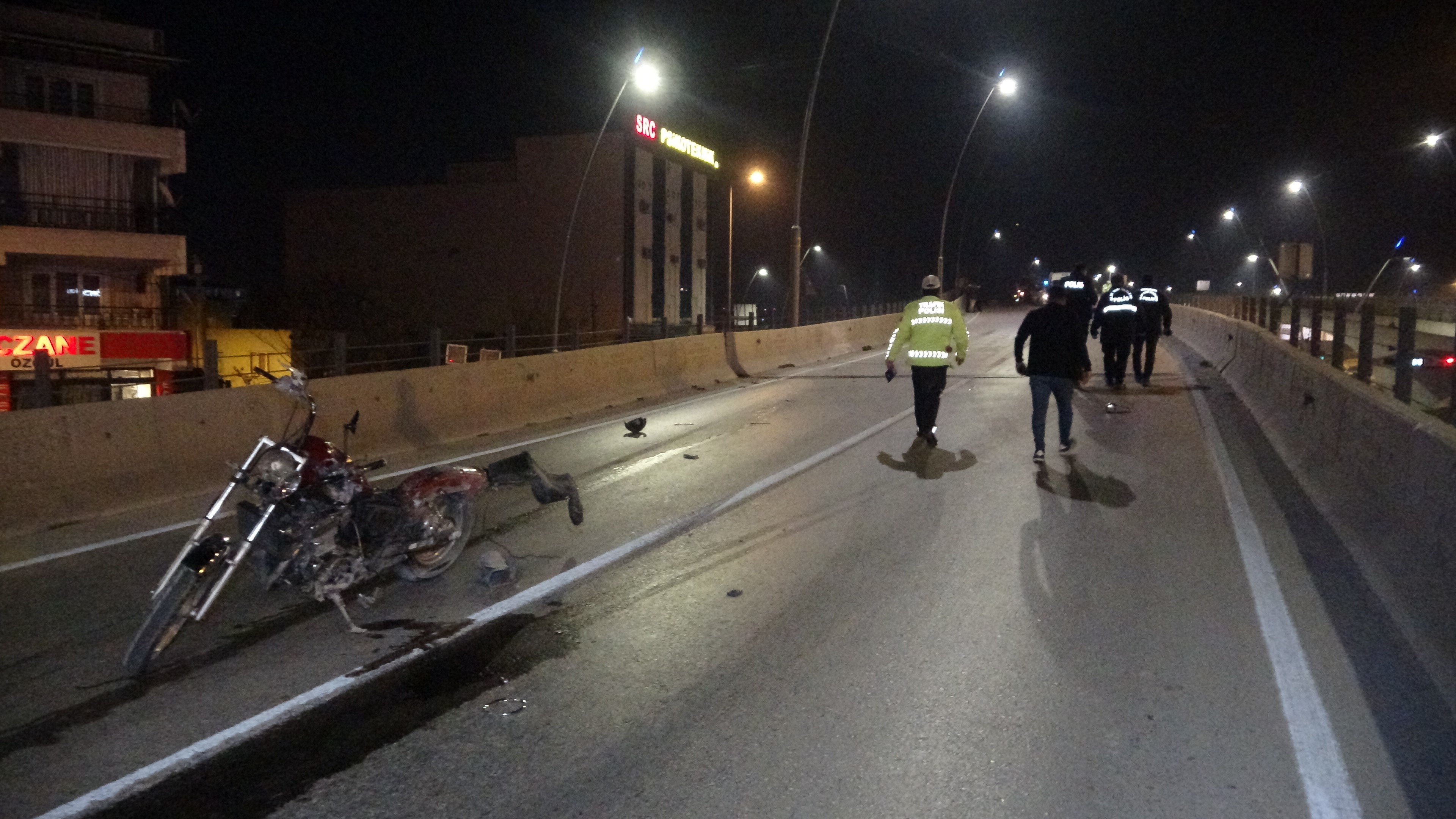 Suv Araç İle Beton Bariyer Arasında Sıkışan Motosikletten Alt Yola Düşen Sürücü Hayata Tutunamadı