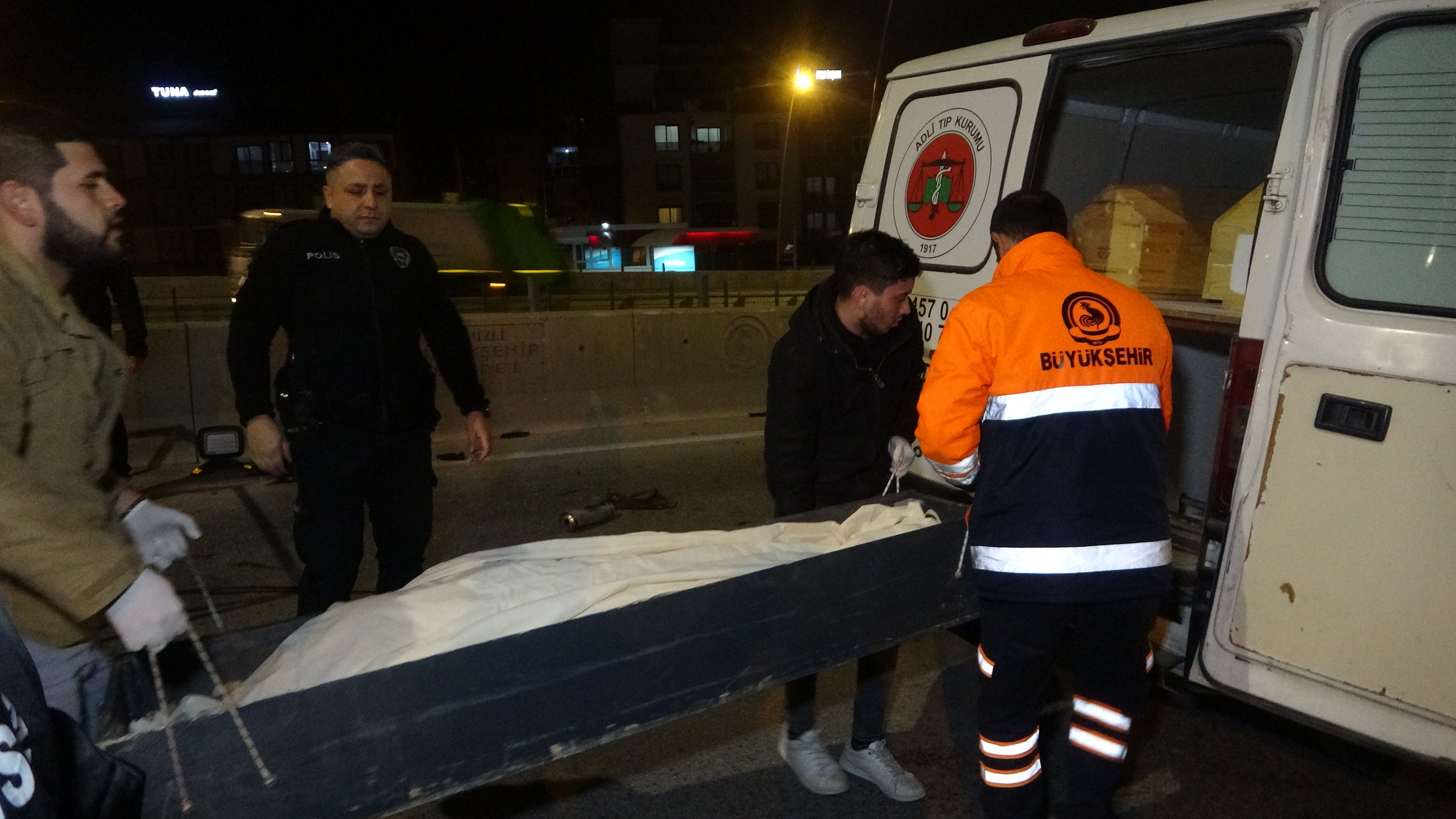 Suv Araç İle Beton Bariyer Arasında Sıkışan Motosikletten Alt Yola Düşen Sürücü Hayata Tutunamadı