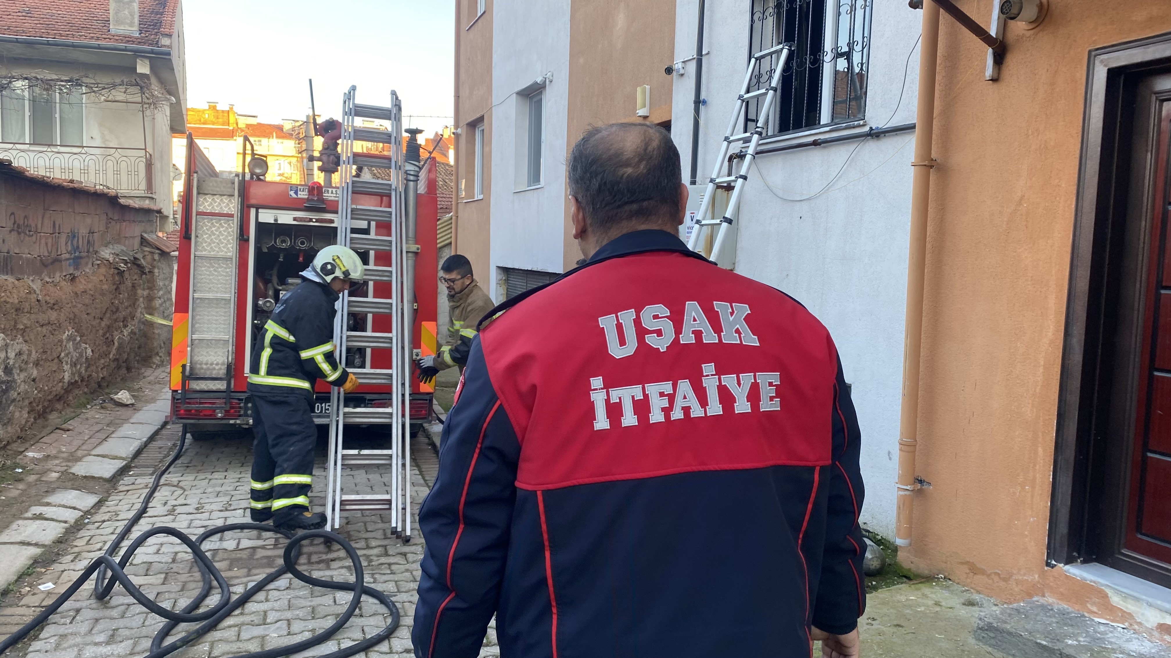 3 Katlı Binada Yangın Çıktı