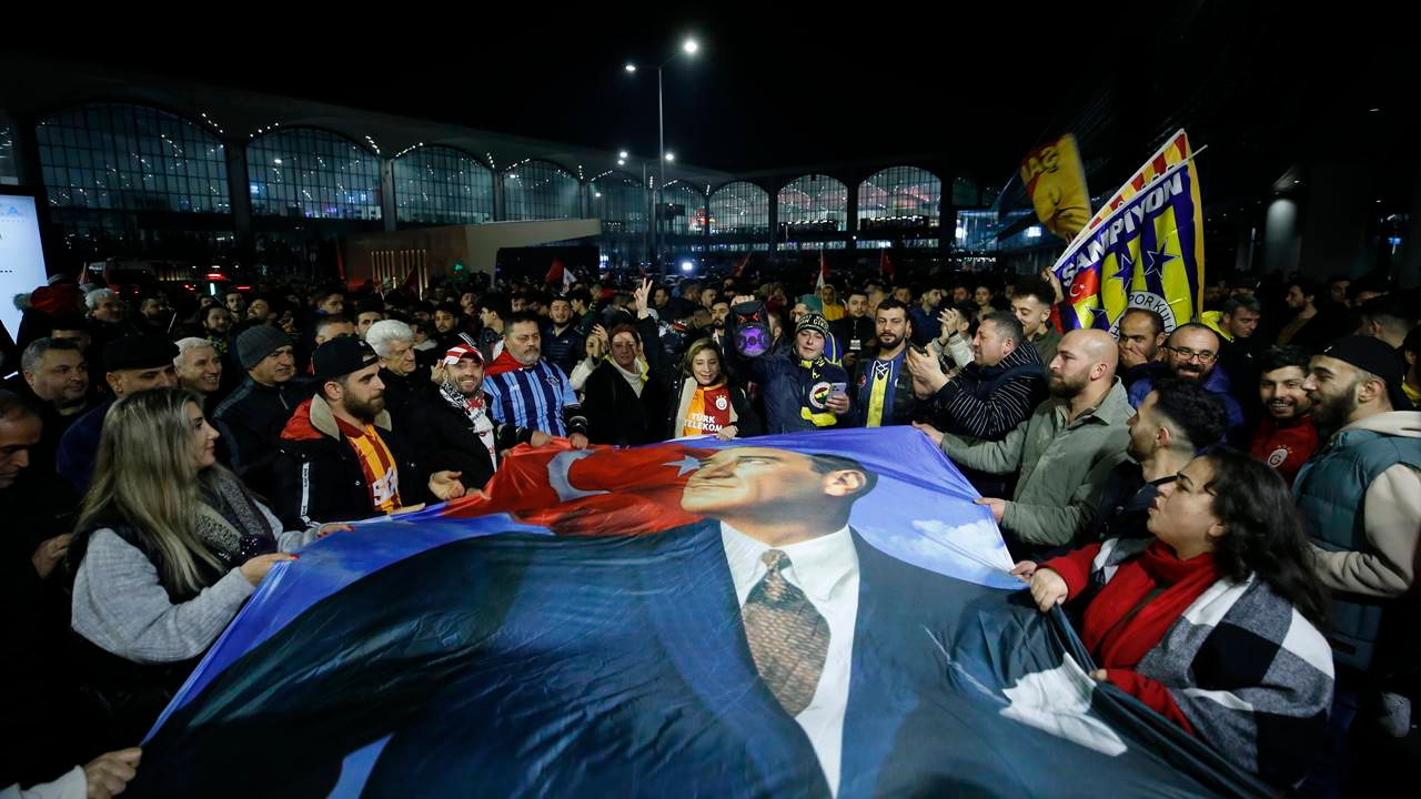 Fenerbahçe ve Galatasaray'a İstanbul'da coşkulu karşılama
