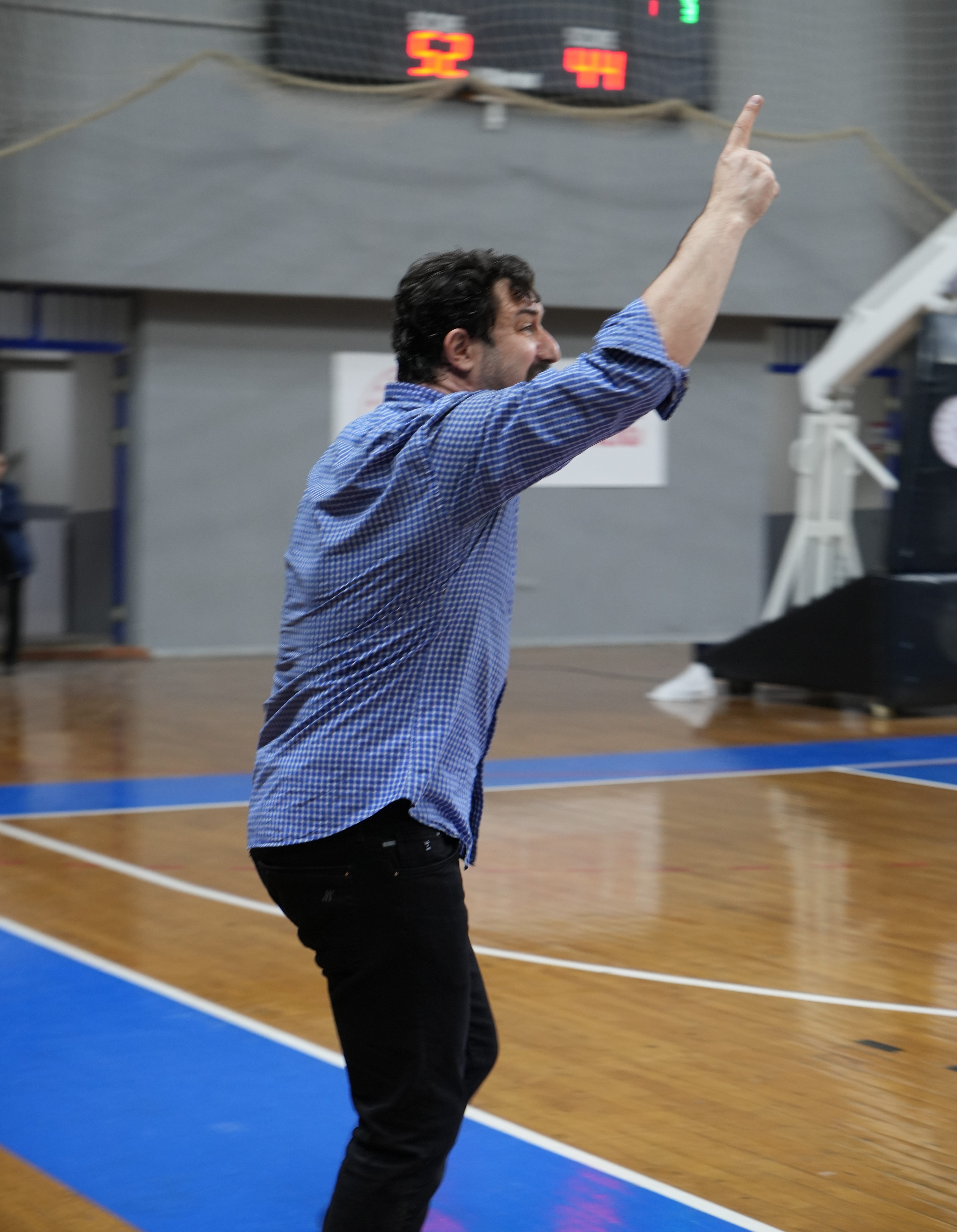 ANTRENÖR HEM SESİNİ HEM DE MAÇI KAYBETTİ
