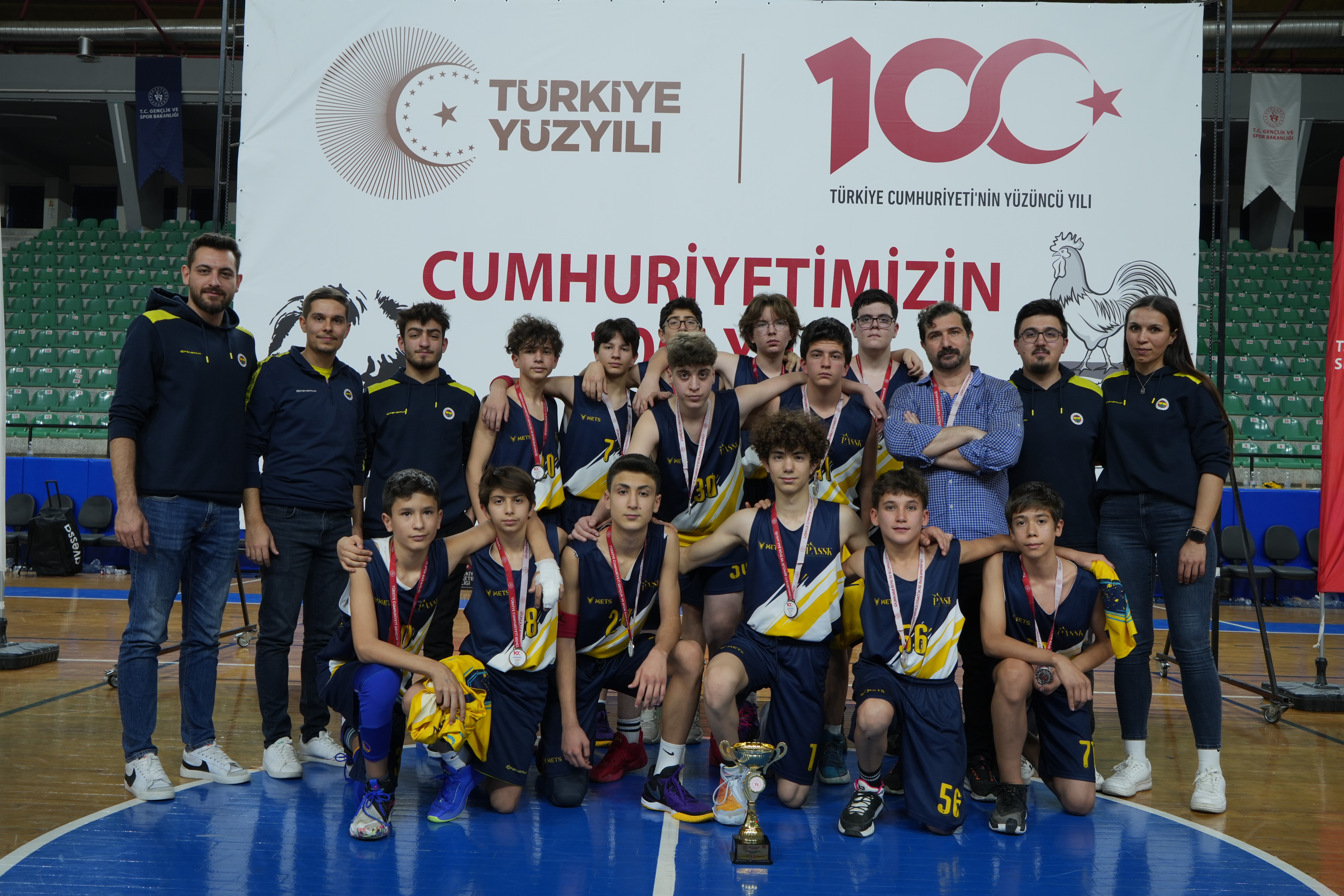 ANTRENÖR HEM SESİNİ HEM DE MAÇI KAYBETTİ