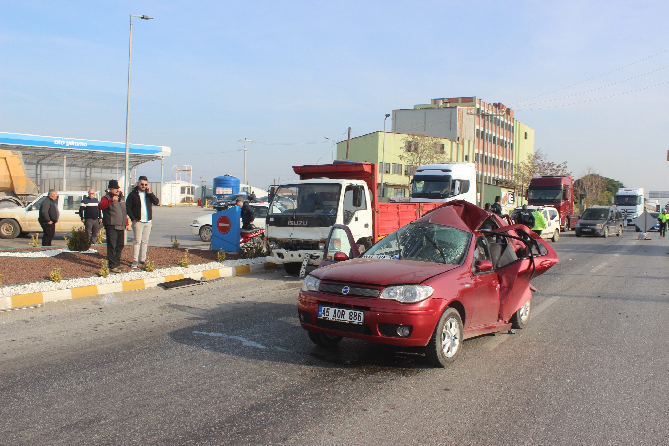 FECİ KAZA: OTOMOBİL HURDAYA DÖNDÜ