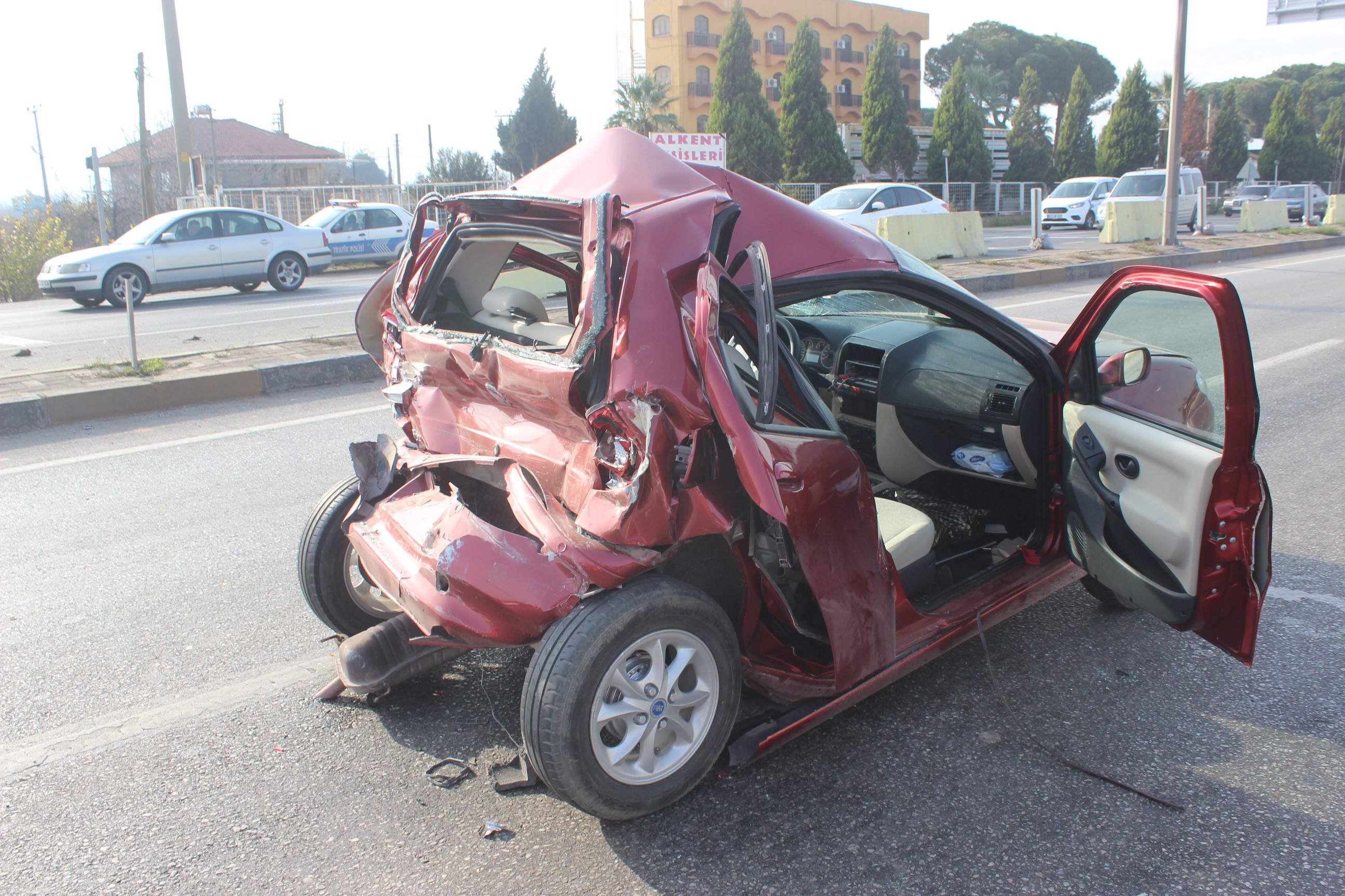 FECİ KAZA: OTOMOBİL HURDAYA DÖNDÜ
