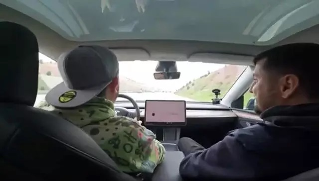 Görüntüleri paylaşınca yakayı ele verdi: Sosyal medya fenomenine hız cezası şoku!