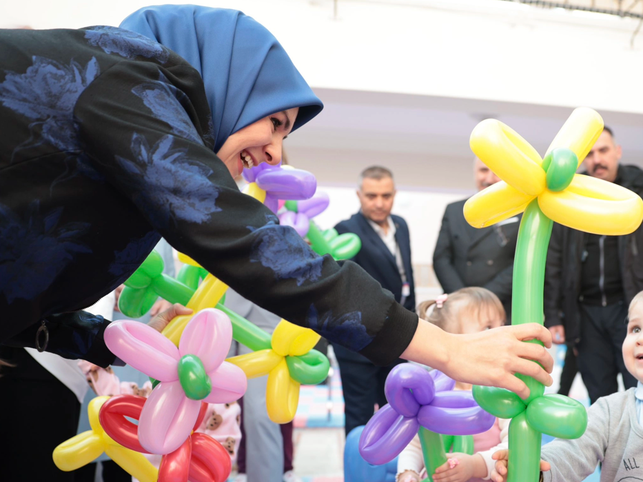 BAKAN GÖKTAŞ SAVAŞ MAĞDURU ÇOCUKLARI ZİYARET ETTİ
