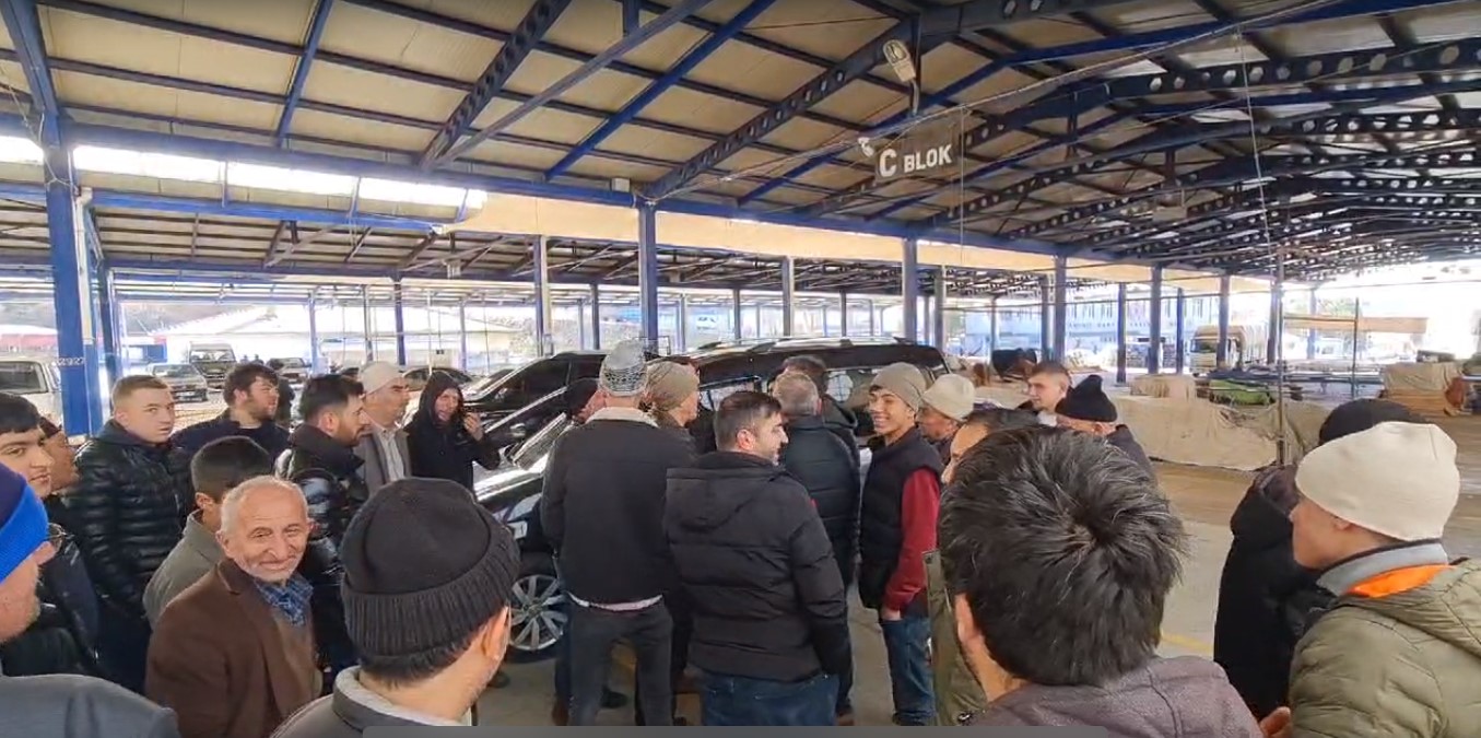 "AFYONKARAHİSAR SANDIKLI OTO PAZARINA YILIN SON GÜNÜ YOĞUN İLGİ!"