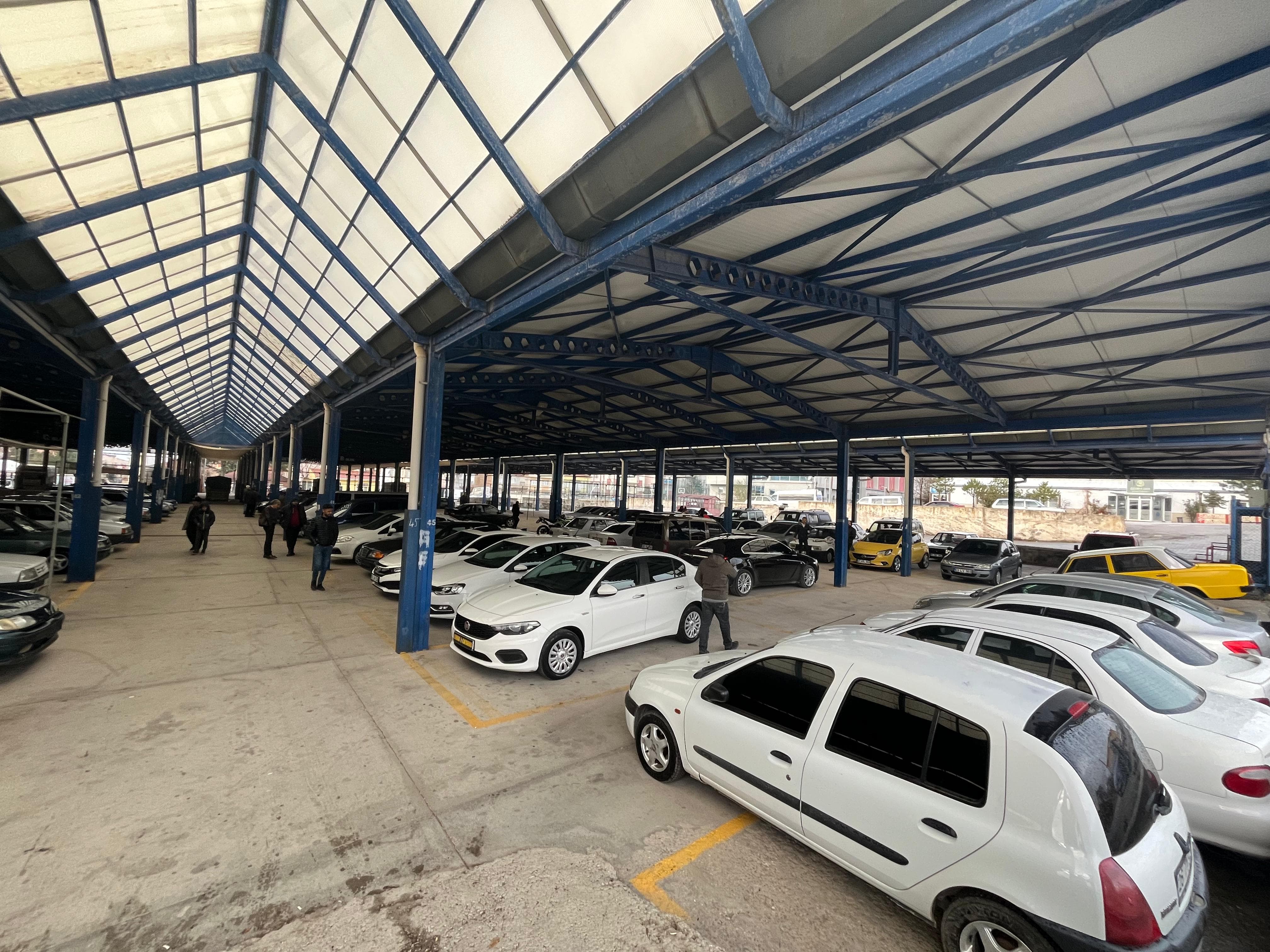 "AFYONKARAHİSAR SANDIKLI OTO PAZARINA YILIN SON GÜNÜ YOĞUN İLGİ!"