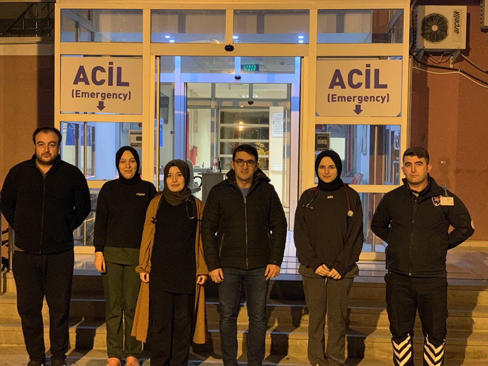 Kaymakam Kara Elleriyle Çikolata Dağıttı. Personelle Yakından İlgilendi