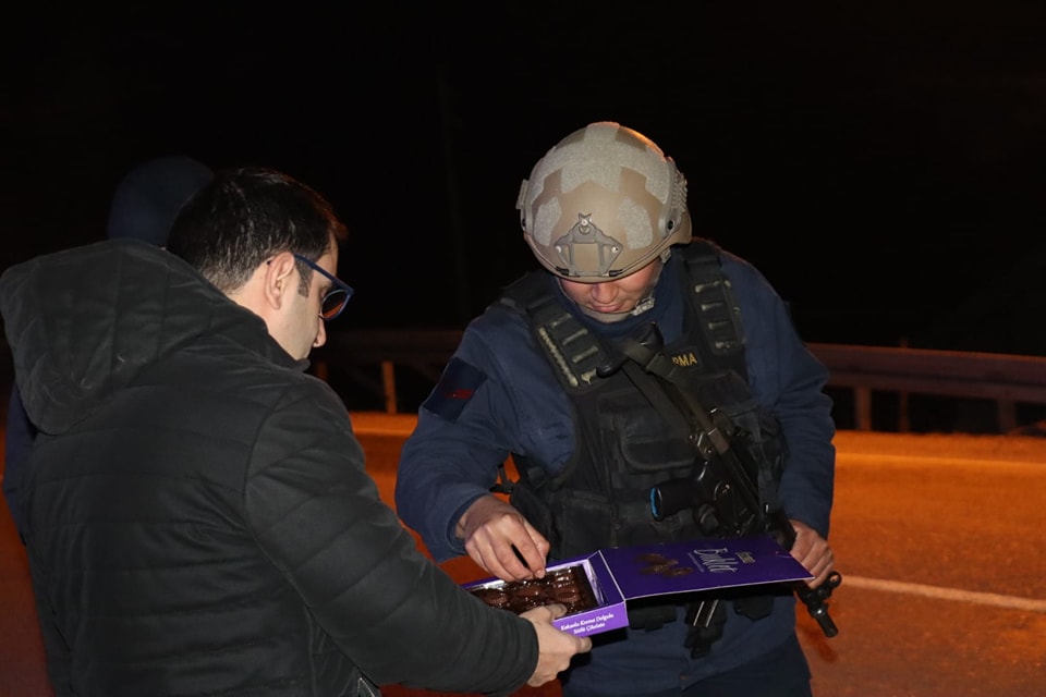 Kaymakam Kara Elleriyle Çikolata Dağıttı. Personelle Yakından İlgilendi