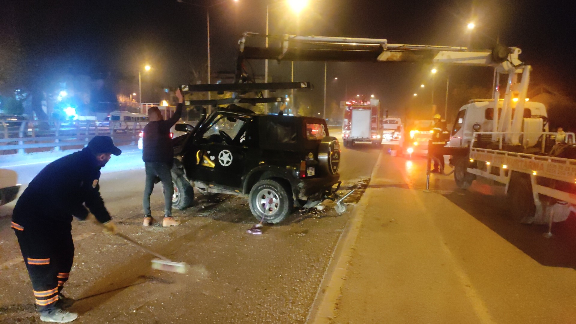 SEYİR HALİNDEKİ ARAÇ BARİYERLERE ÇARPARAK TAKLA ATTI