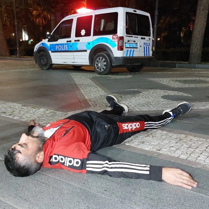 VALİLİĞİN ÖNÜNDE BAYGIN BULUNDU