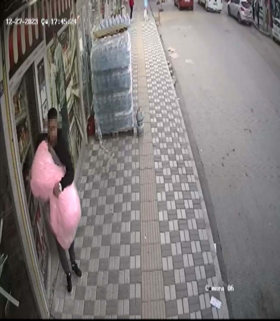 ERENLERDE 1 METRE BOYUNDAKİ OYUNCAK AYIYI ÇALDI