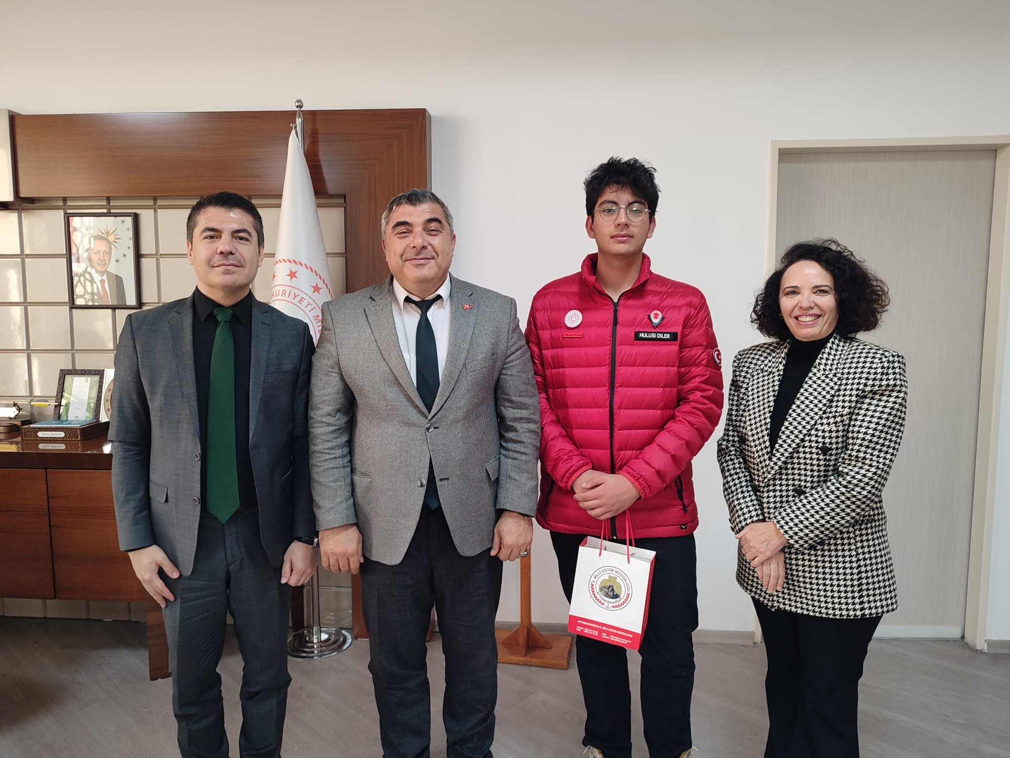 Başarılı Öğrenci  Müdür Sünnetci'yi Makamında Ziyaret Etti