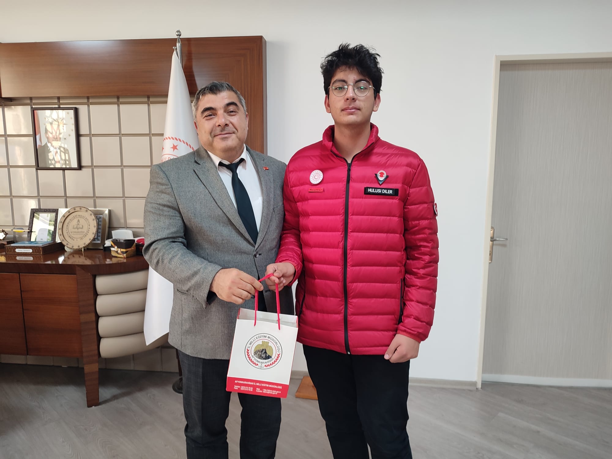 Başarılı Öğrenci  Müdür Sünnetci'yi Makamında Ziyaret Etti