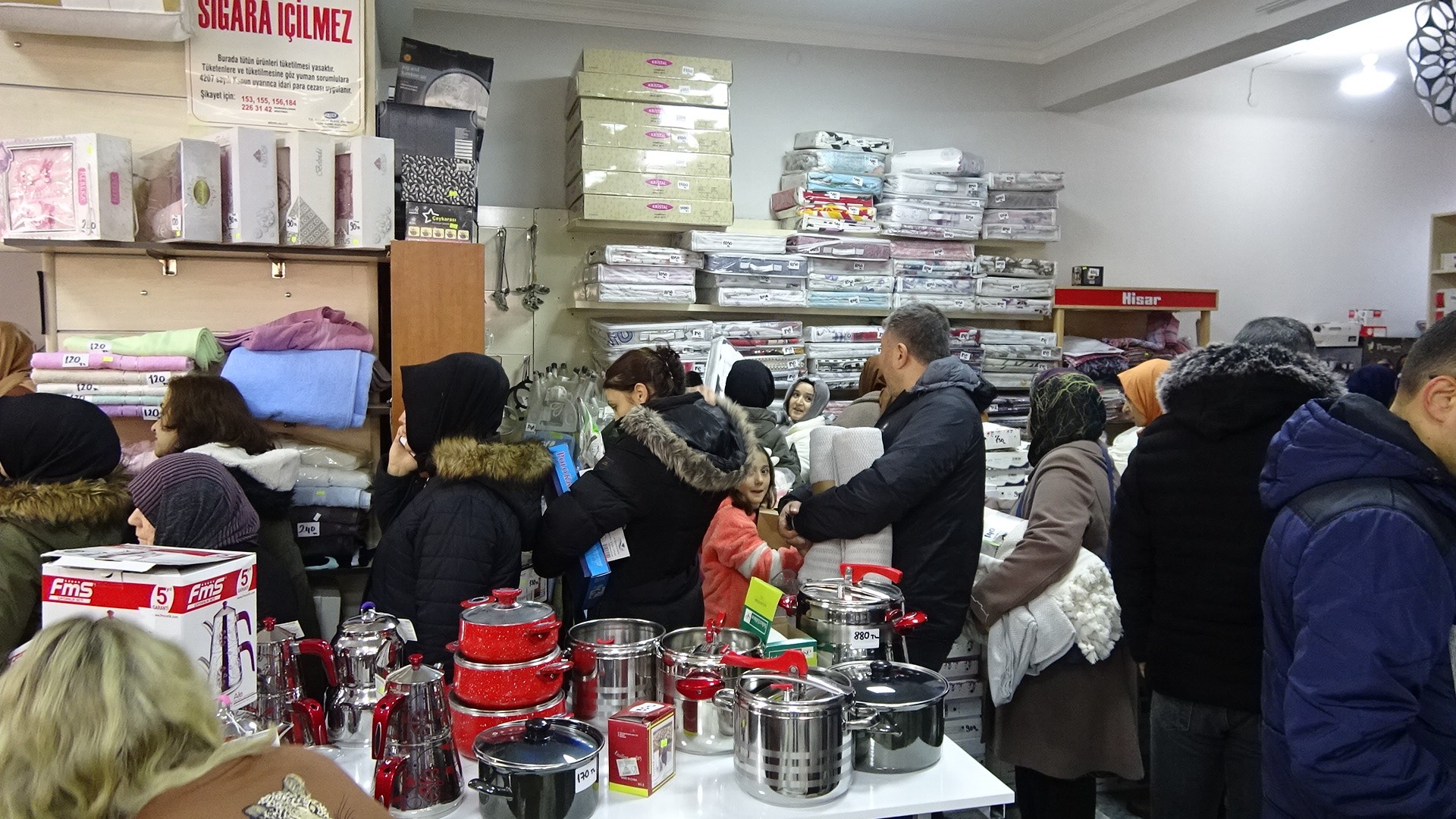MAĞAZA İNDİRİMİ İZDİHAMA NEDEN OLDU