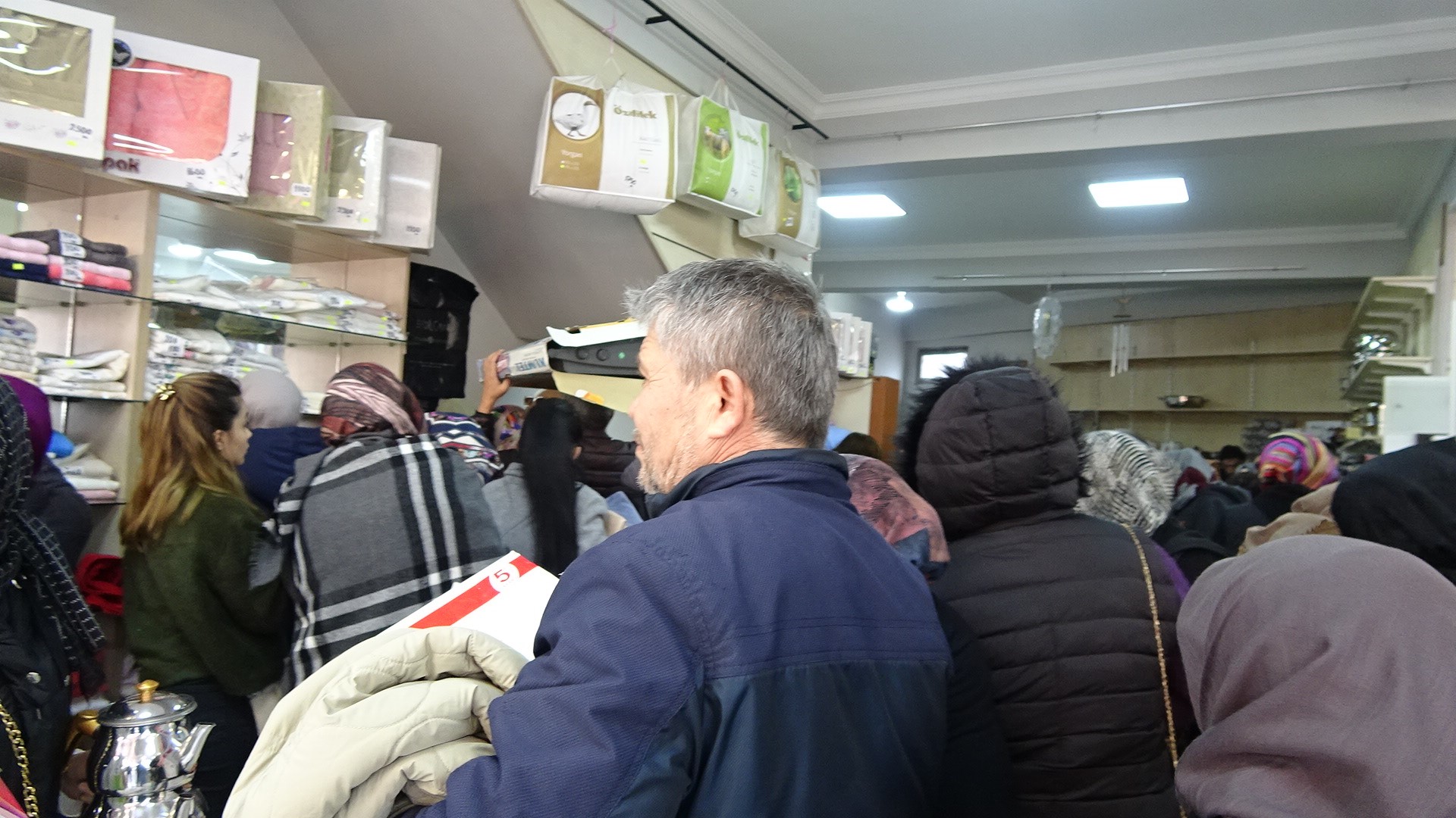 MAĞAZA İNDİRİMİ İZDİHAMA NEDEN OLDU