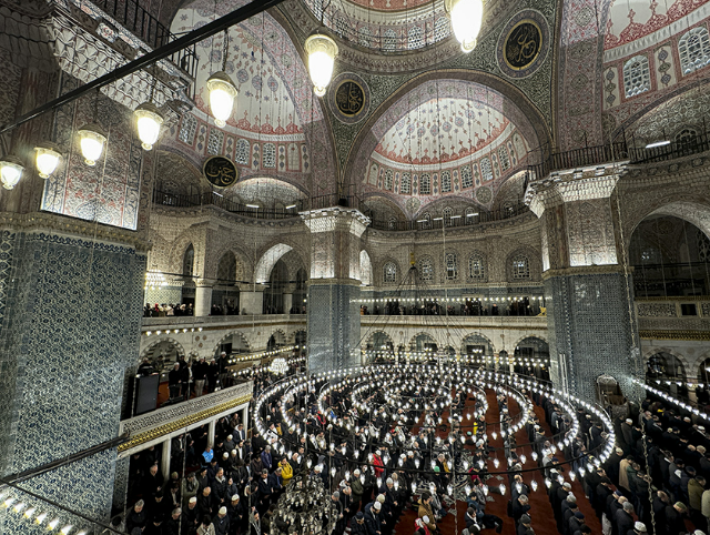 YÜZBİNLERCE İNSAN KÖPRÜDE BULUŞTU