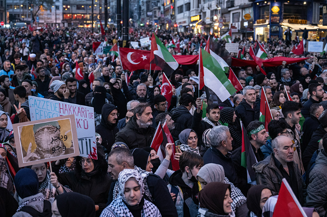 YÜZBİNLERCE İNSAN KÖPRÜDE BULUŞTU