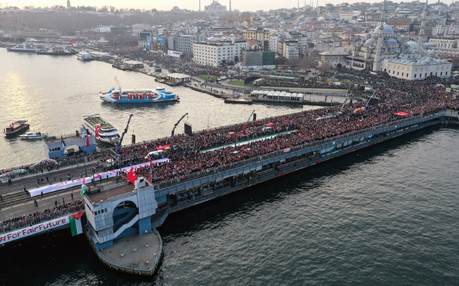 YÜZBİNLERCE İNSAN KÖPRÜDE BULUŞTU