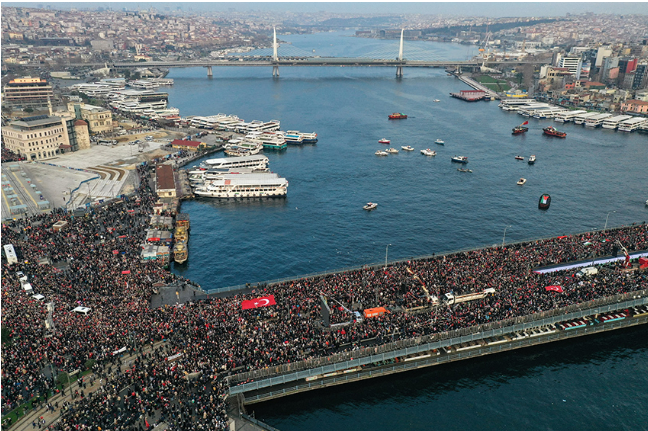 YÜZBİNLERCE İNSAN KÖPRÜDE BULUŞTU