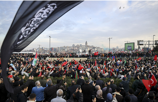 YÜZBİNLERCE İNSAN KÖPRÜDE BULUŞTU