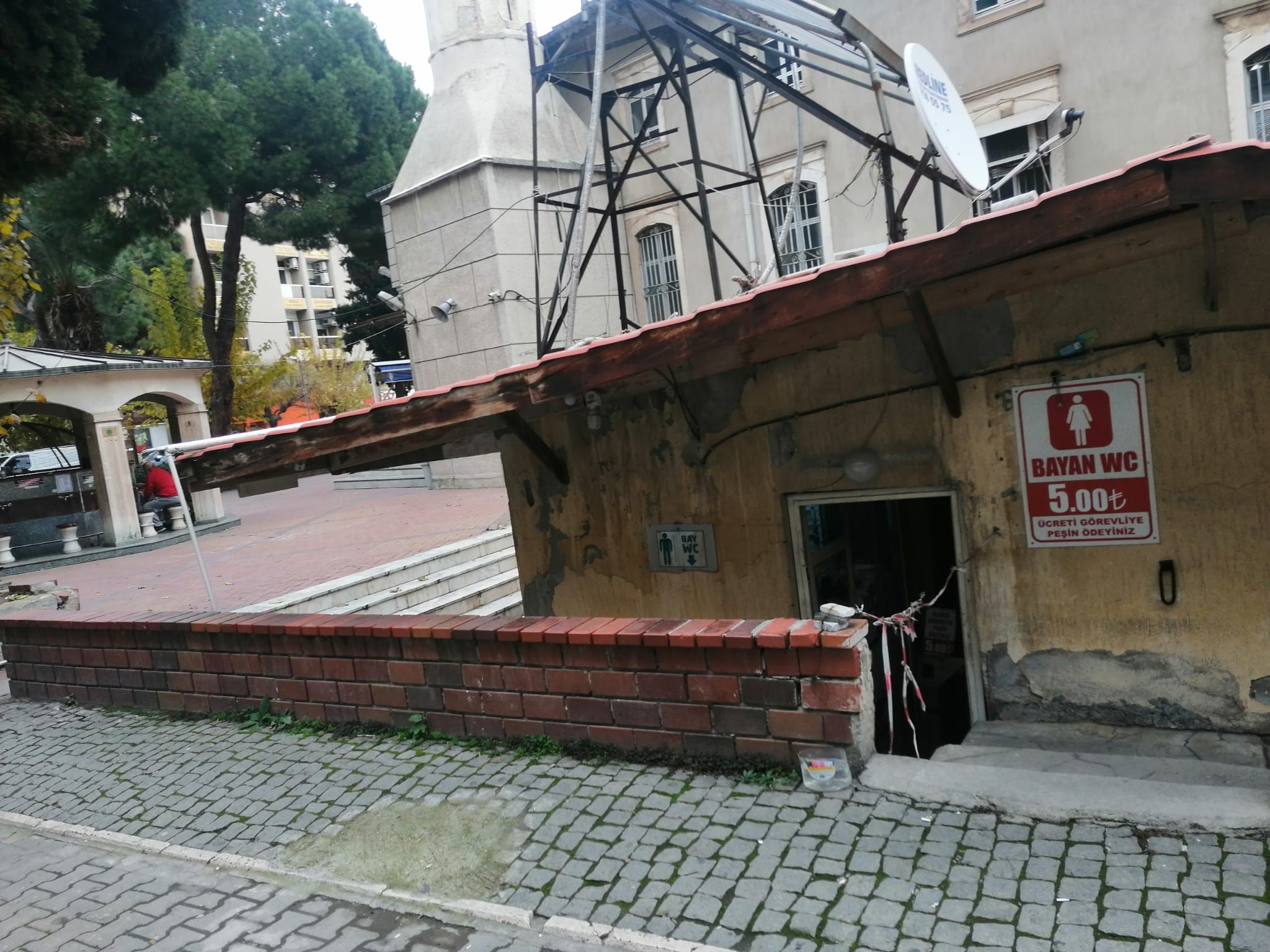 POLİSTEN KAÇAN ŞÜPHELİ CAMİ TUVALETİNDE YAKALANDI
