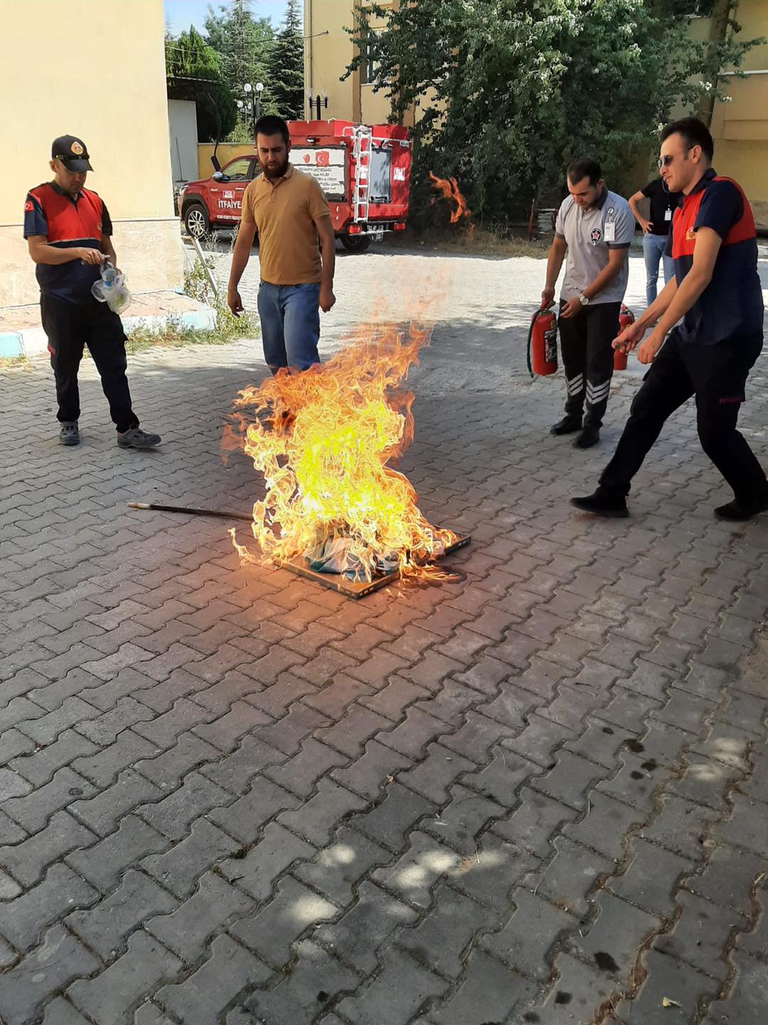 Bolvadin'de Yangına Müdahale Etme Eğitimi Verildi. Hastane Personeli  Eğitimden Geçirildi