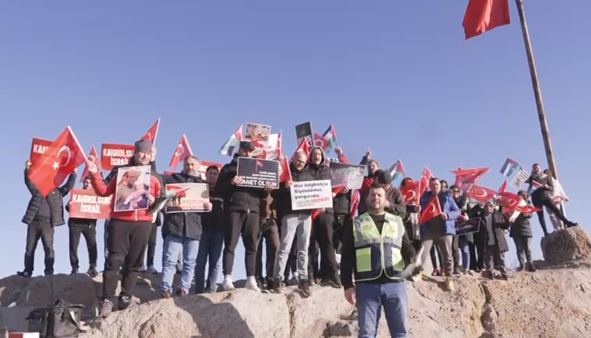 Karahisar Kalesi'nden haykırdılar...Afyon İyilik Hareketi Derneği destek yürüyüşünü tamamladı