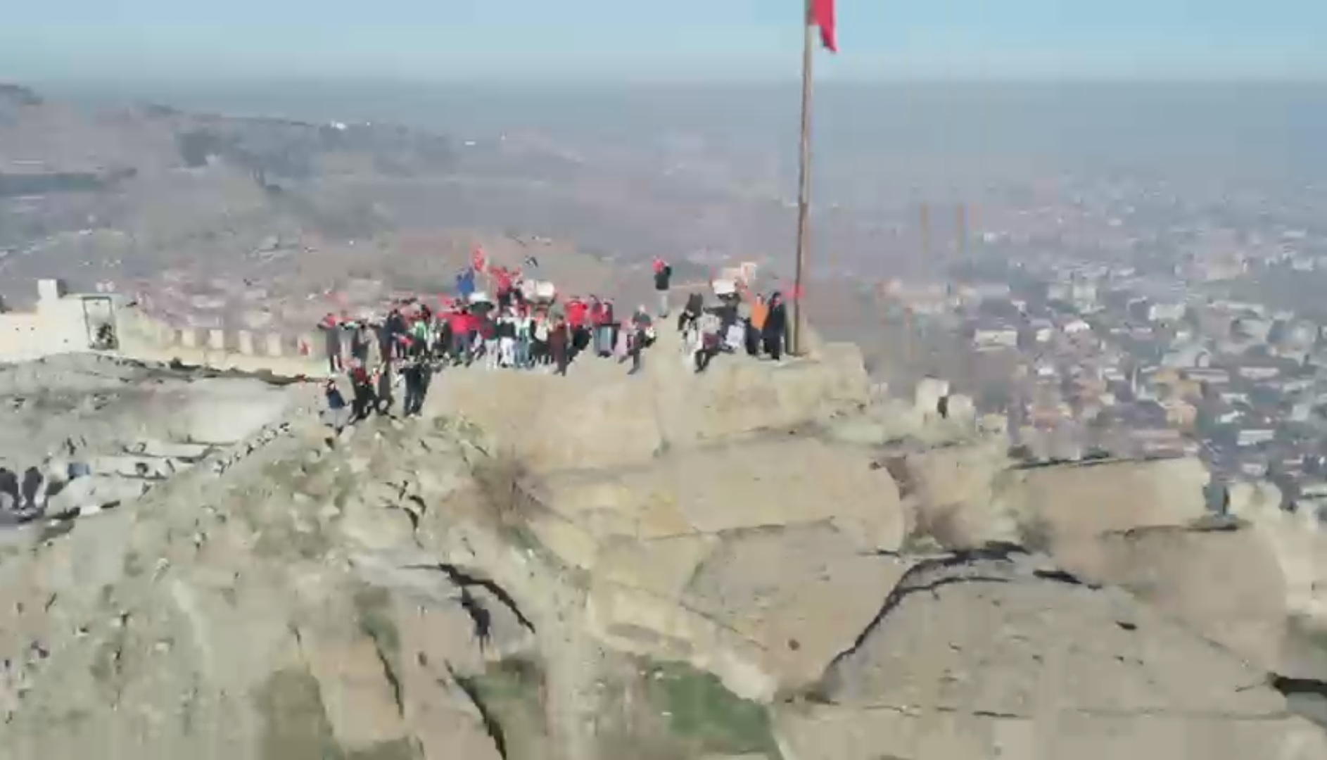 Karahisar Kalesi'nden haykırdılar...Afyon İyilik Hareketi Derneği destek yürüyüşünü tamamladı
