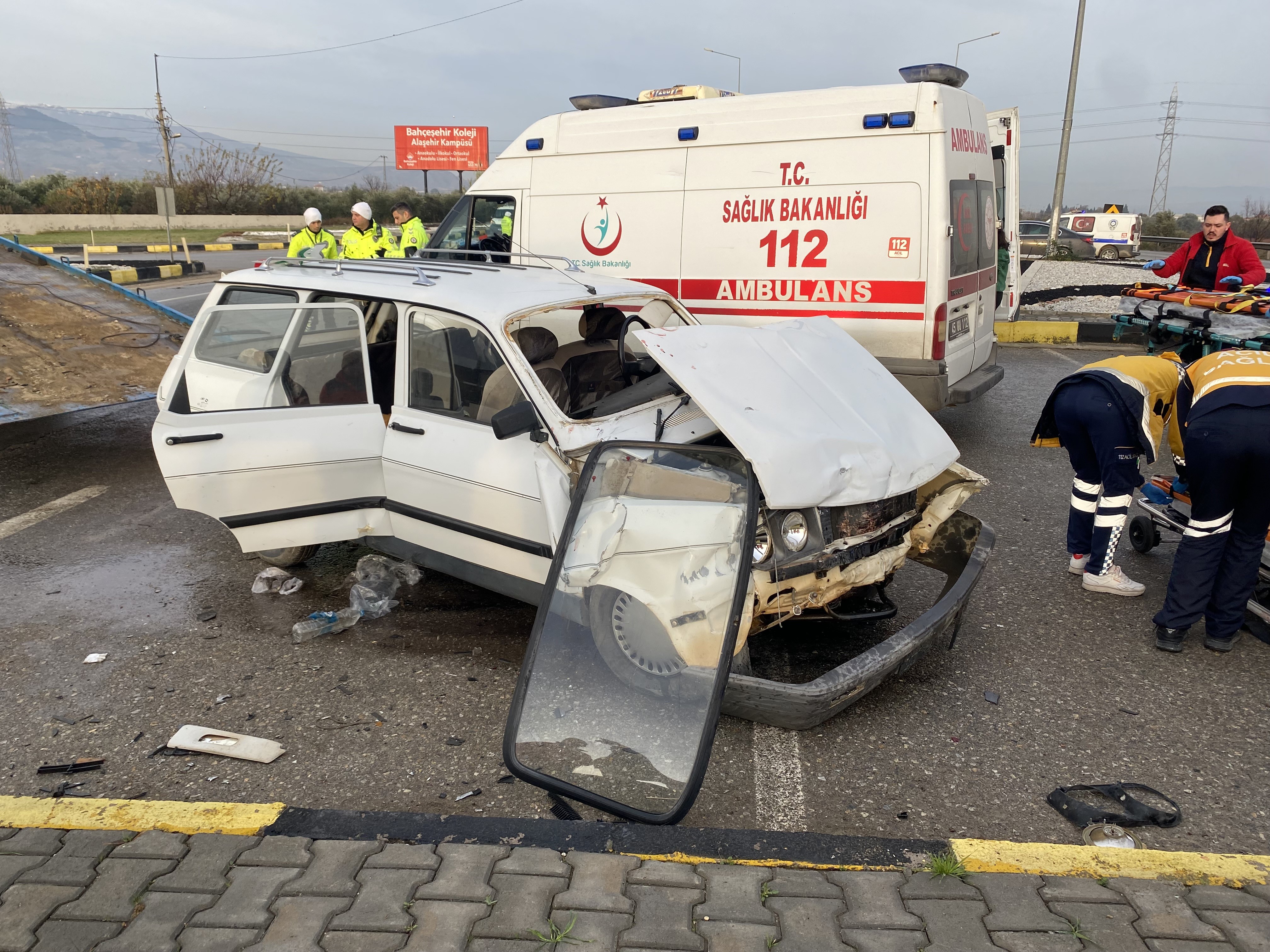 2 Otomobil Çarpıştı: 8 Yaralı