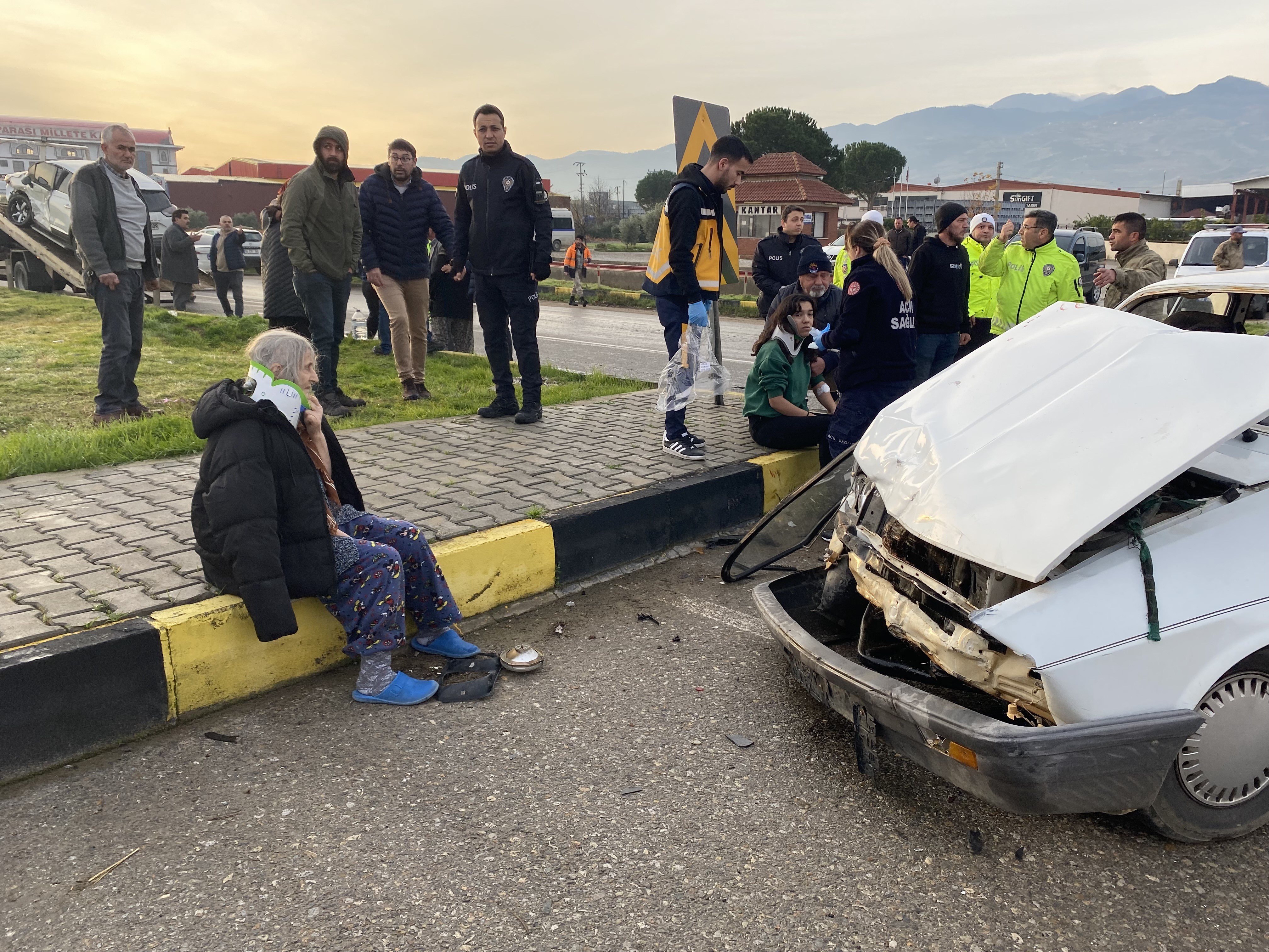 2 Otomobil Çarpıştı: 8 Yaralı