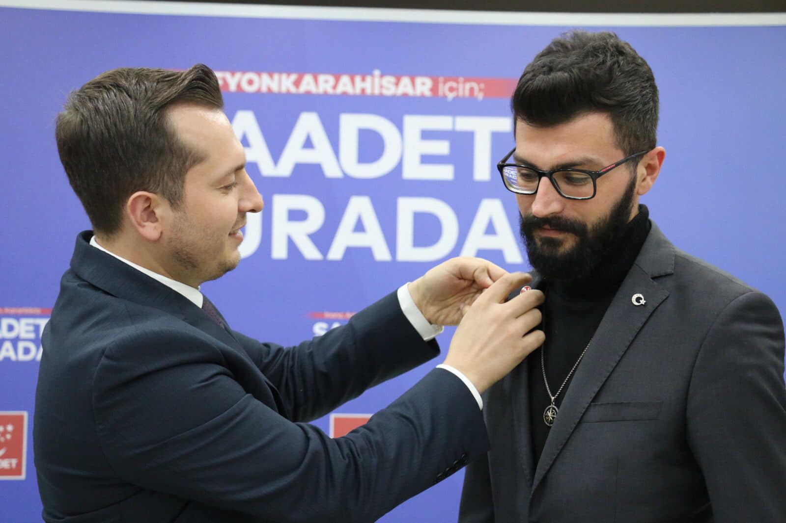 Afyon'da Saadet Partisine Yeni Üyeler Katıldı. Rozetleri Başkan Karataş Taktı