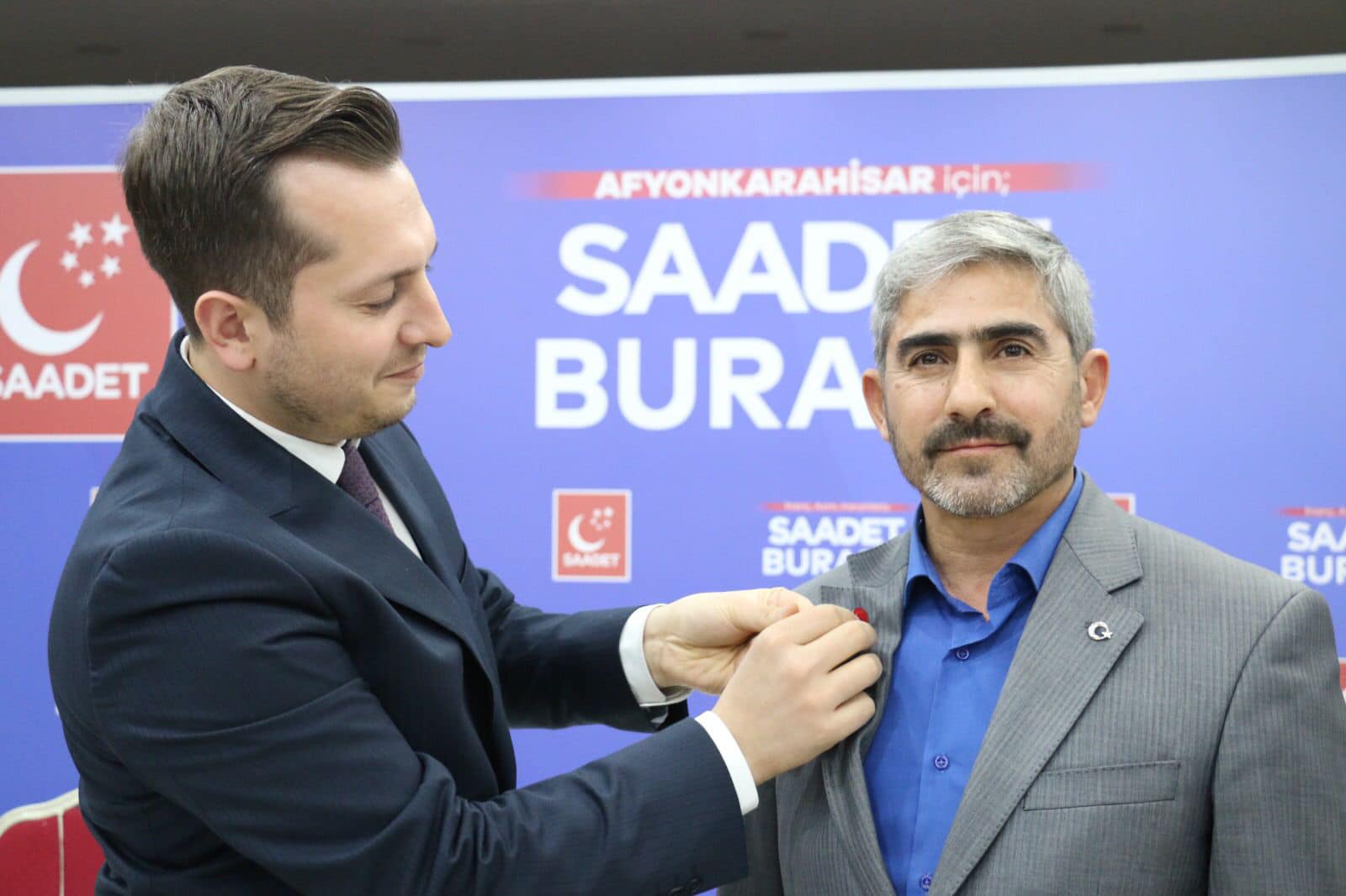 Afyon'da Saadet Partisine Yeni Üyeler Katıldı. Rozetleri Başkan Karataş Taktı
