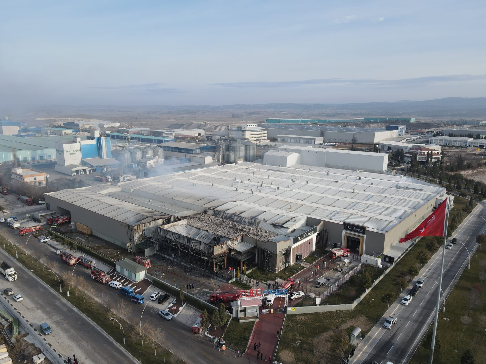 Porselen Fabrikasında Çıkan Yangın Kontrol Altına Alındı