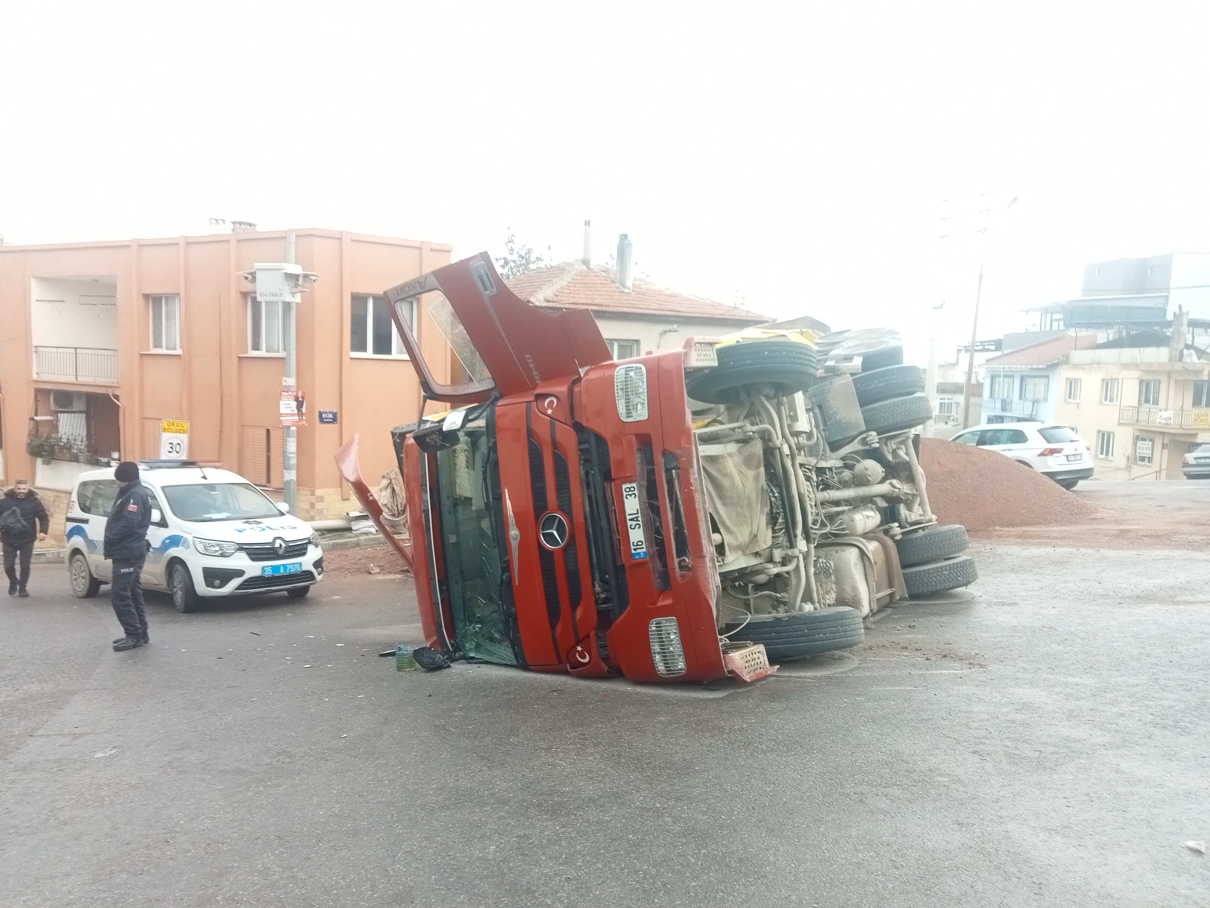 HAFRİYAT KAMYONUNUN DEVRİLDİ