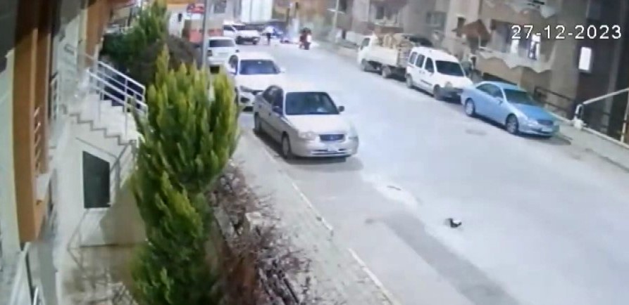 OTOMOBİLİN ÇARPTIĞI GENÇ YAŞAM SAVAŞINI KAYBETTİ