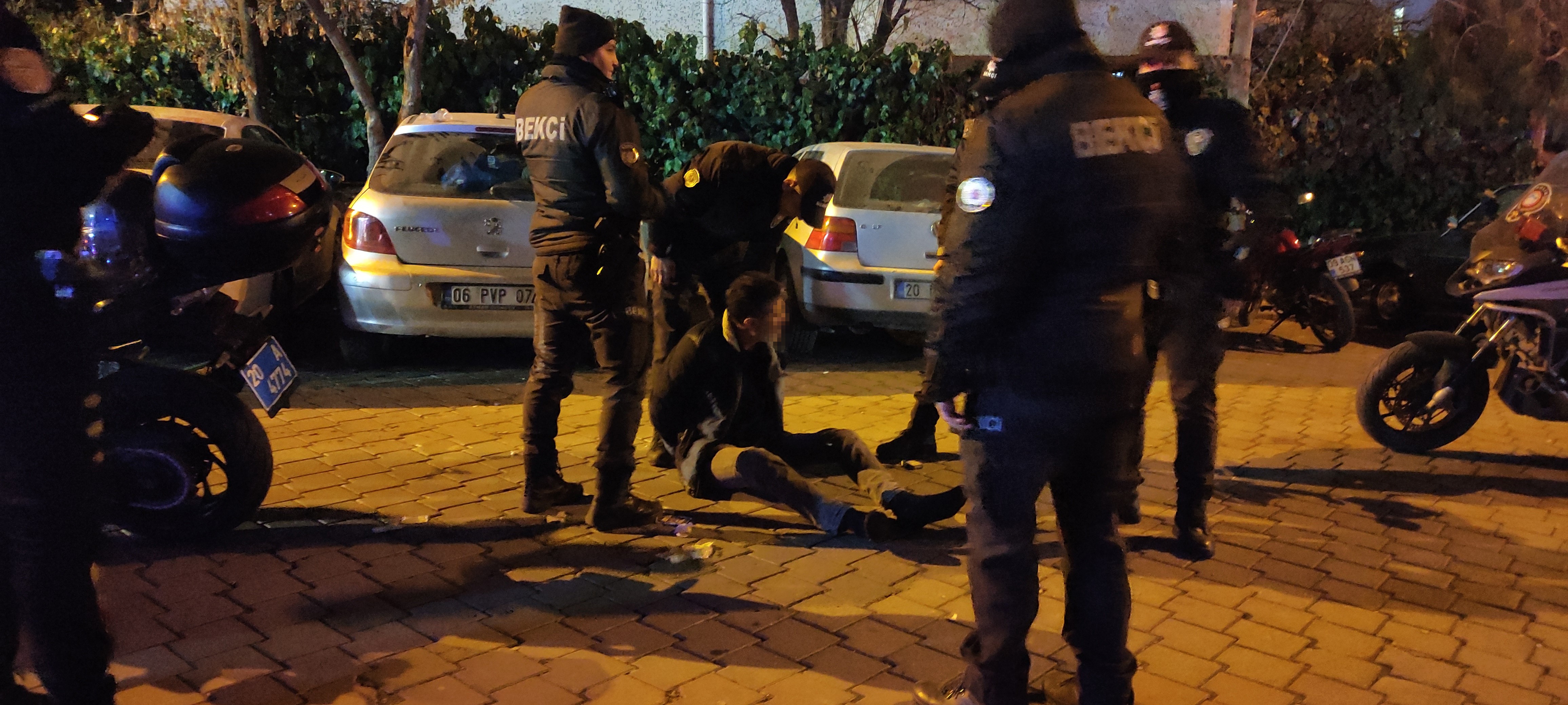 KAVGAYI AYIRMAYA ÇALIŞANLARA SATAŞINCA BIÇAKLA YARALANDI