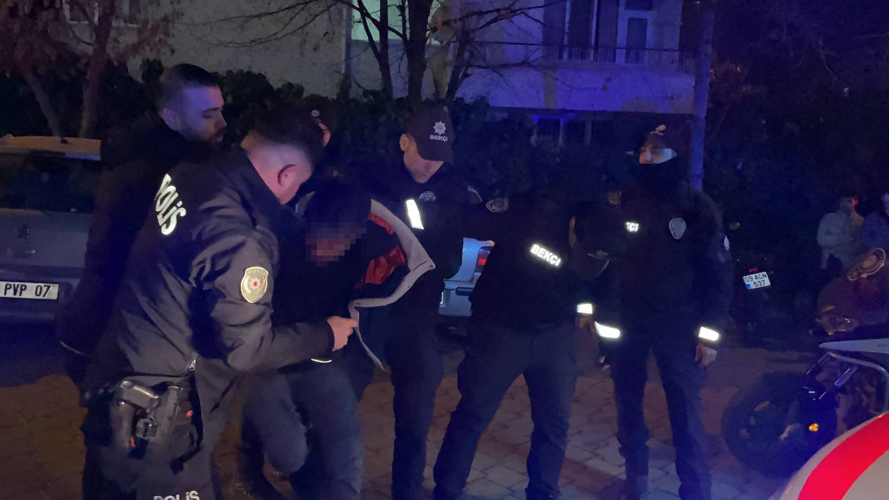 KAVGAYI AYIRMAYA ÇALIŞANLARA SATAŞINCA BIÇAKLA YARALANDI