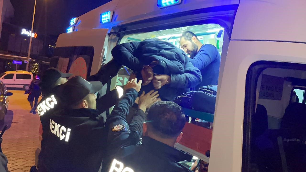 KAVGAYI AYIRMAYA ÇALIŞANLARA SATAŞINCA BIÇAKLA YARALANDI