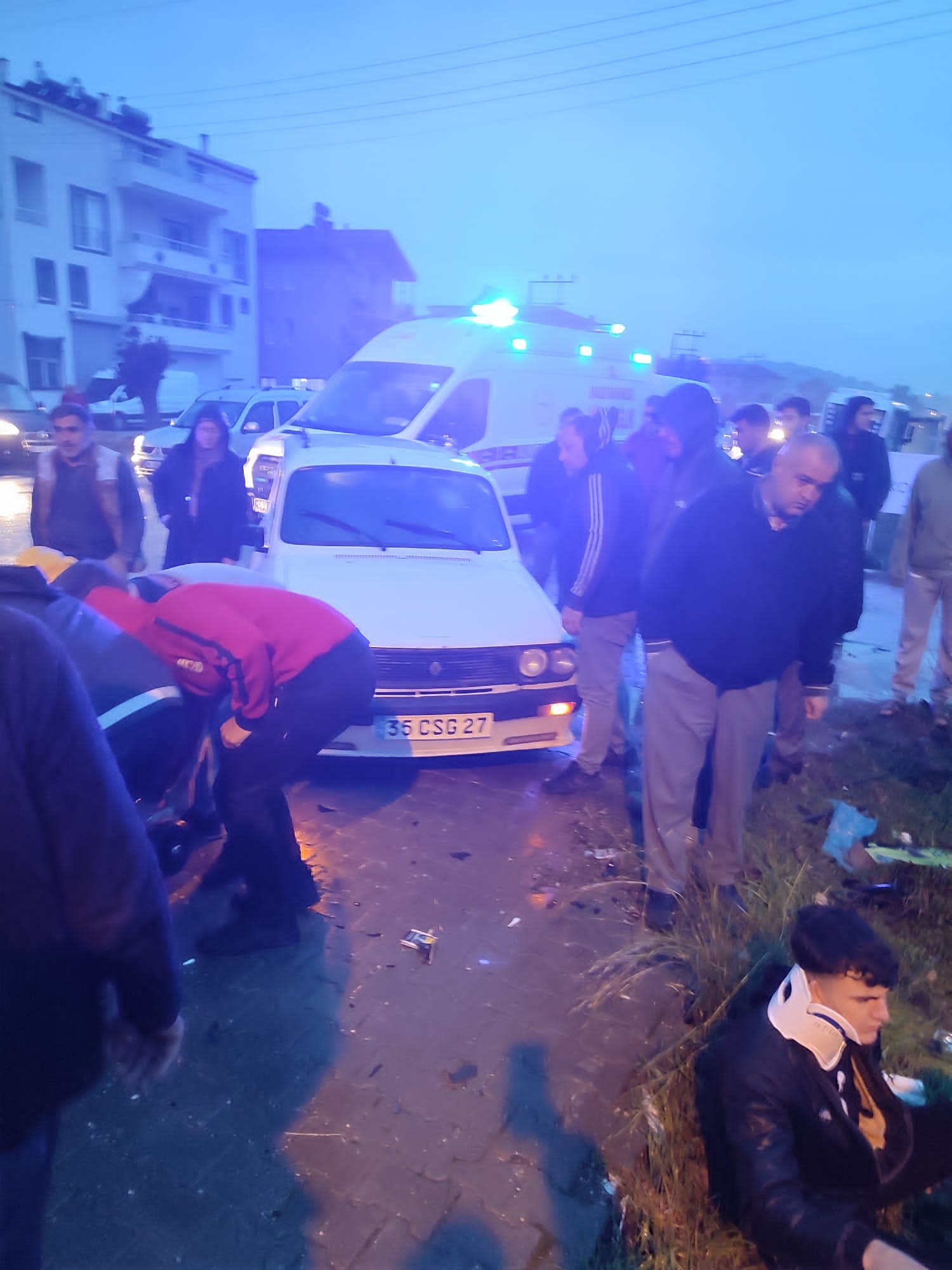 OTOMOBİLLE MOTOSİKLETLER ÇARPIŞTI: