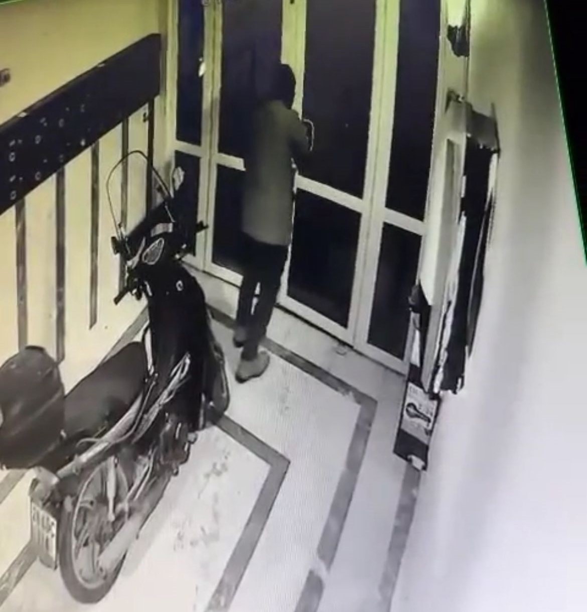 MOTOSİKLETİ APARTMANDAN ÇIKARTMAKTA GÜÇLÜK YAŞADI