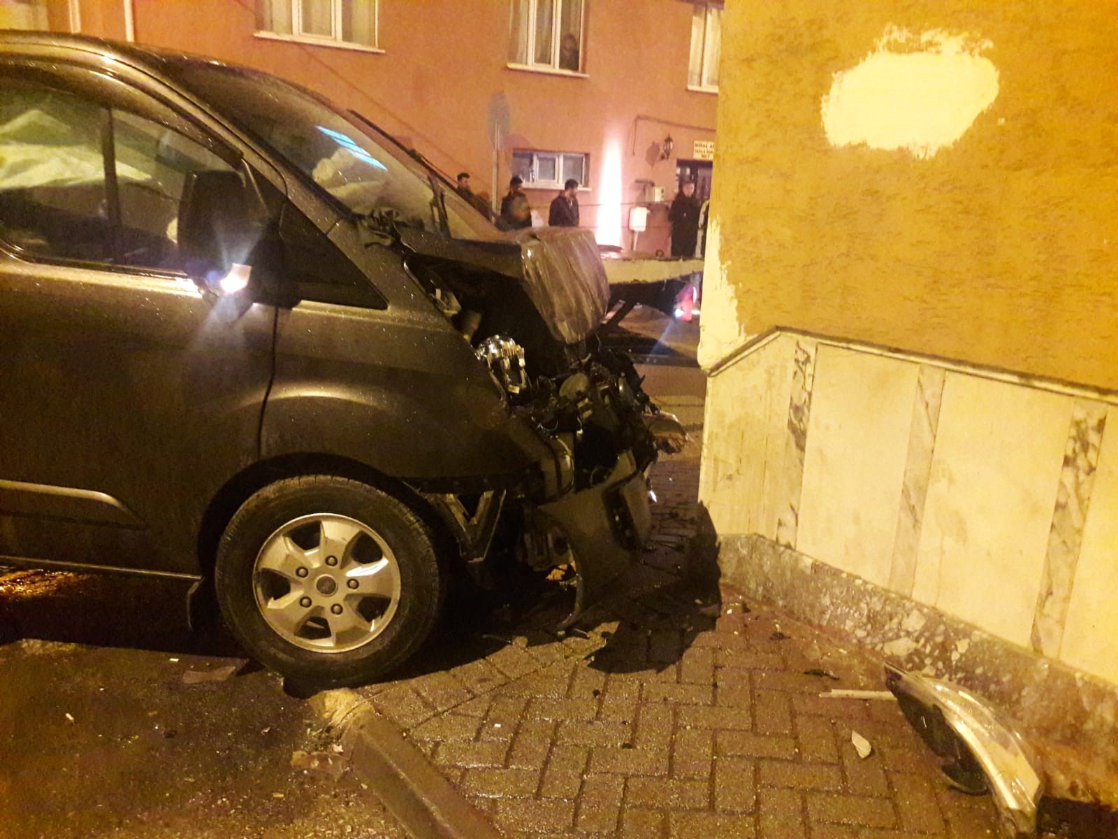 KAMYONET İLE MİNİBÜS ÇARPIŞTI