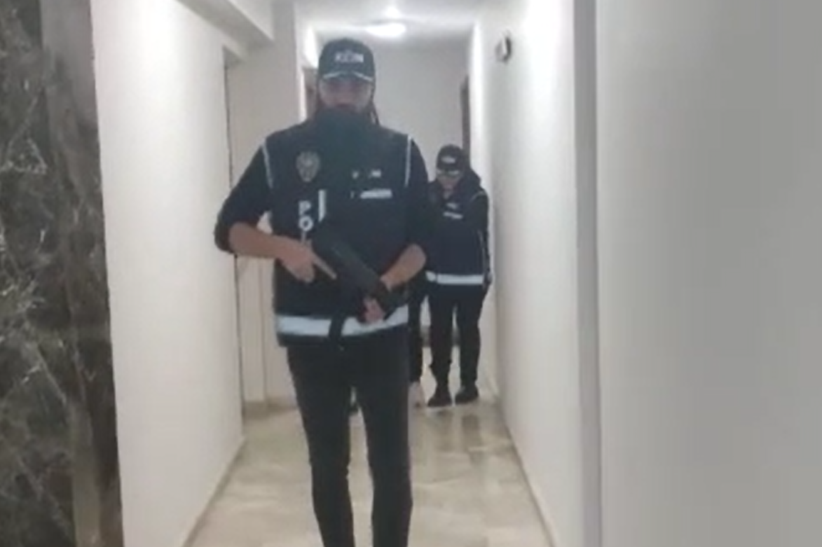 INTERPOL TARAFINDAN KIRMIZI BÜLTENLE ARANIYORDU