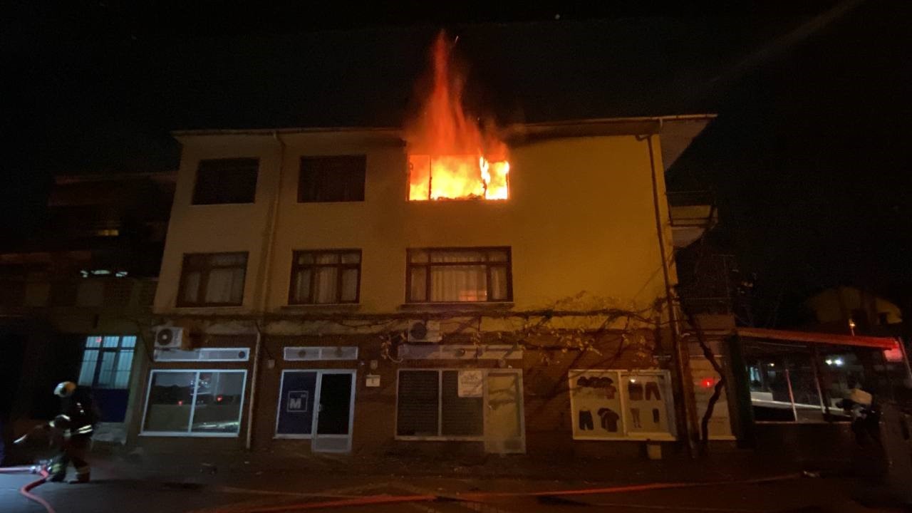 Mahalleyi Alevler Aydınlattı. Yangın Korku Dolu Anlar Yaşattı